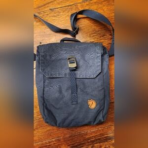 FJALLRAVEN G1000 WAXED CANVAS FOLDSACK NO 3 CROSSBODY BAG NAVY